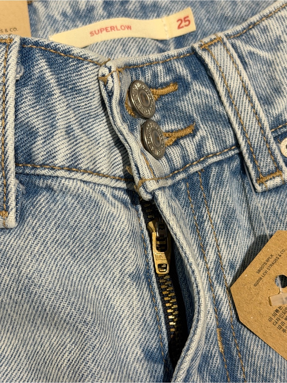 Levi's Women's Low-Rise Superlow Loose Jeans - Abraided Art 25x32 - Picture 15 of 16